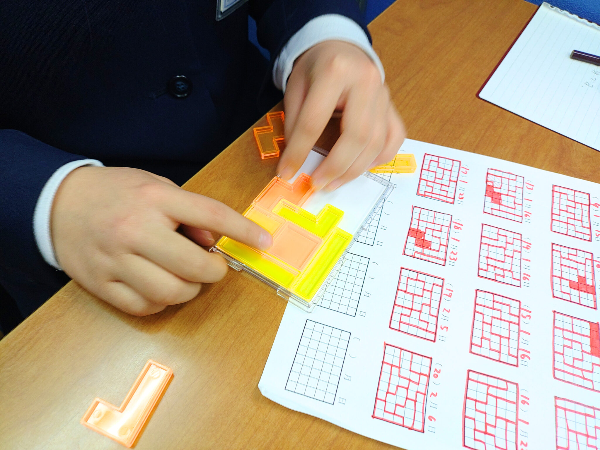 図形パズルに取り組む様子