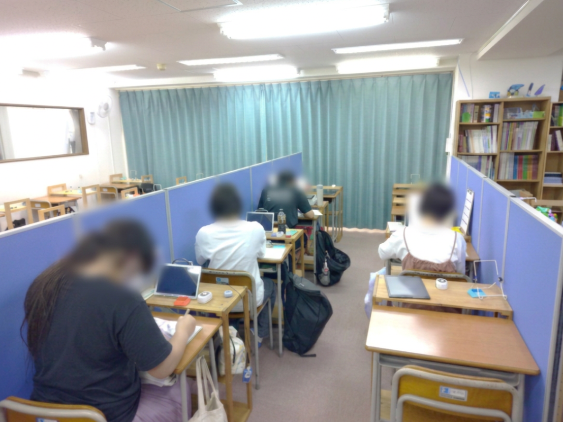 夏期講習の様子。真剣に課題に取り組む生徒たち。
