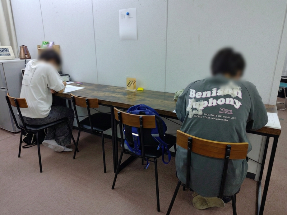 新教研テスト（模擬試験）に集中して臨む生徒たち