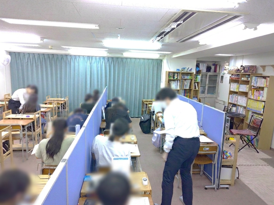 学校ワークの解き直しと定着学習に集中する様子