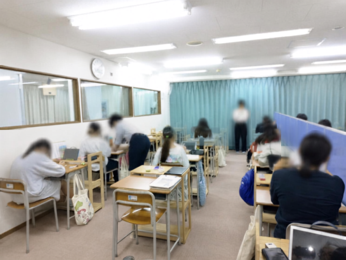 中3生の五教科基礎固め授業。集中して取り組む様子。